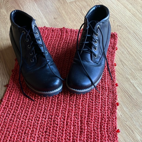 Cliffs by White Mountain Ankle Boots.  Size 9 1/2 M.  Preowned good condition. - Picture 1 of 6